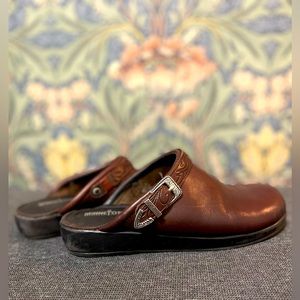 Minnetonka 9.5 Brown Mules / Clogs